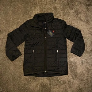 Ralph Lauren - Tja, säljer den här feta quiltade jackan från Ralph Lauren i mycket bra skick som är perfekt för dom kalla tiderna, i boxen kommer du få (Jackan och Tags), tveka inte vid några frågor, kan inte sätta ett rätt pris på den så kom med bud