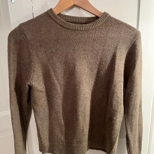 Troja Zadig&Voltaire - Snygg oliv grön tröja från Zadig & Voltaire.Loggan sitter på ryggen och tröjan är i väldigt bra skick.Tröjan är bara använd några gånger och inga skador på tröjan.Priset går att pröjsa vilket är därför jag sätter det på hyfsat högt.Tröjan har ingen direkt storlek eftersom att det är junior size men den passar allt i mellan 155-165 om jag minns rätt.