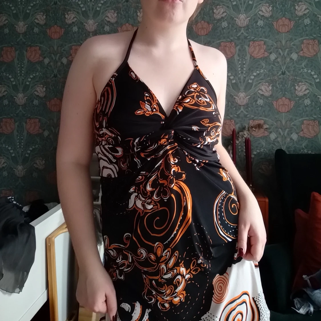 Svart halterneck-klänning med mönster - 90