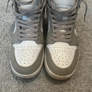 Air jordan 1 mid college grey/light bone-white - Använda, men inga överdrivet synliga defekter. Lite smutsiga, går att få bort med vatten och handduk. Pris kan diskuteras. Orginallåda medföljer. Köpta för ~ 1100kr