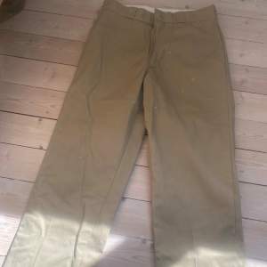 Dickies 874 original i perfekt skick. Endast använda ett fåtal gånger pga att de är för stora. Köpta på carlings, nypris 799