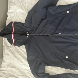 Moncler windbreaker  - Riktigt fet jacka till bra pris, skick 9/10. Storlek 2 vilket passar S-M. Jackan är äkta men fick den av min morfar så inget kvitto därav priset. Kan gå ner i pris vid snabb affär som att mötas upp Sthlm.