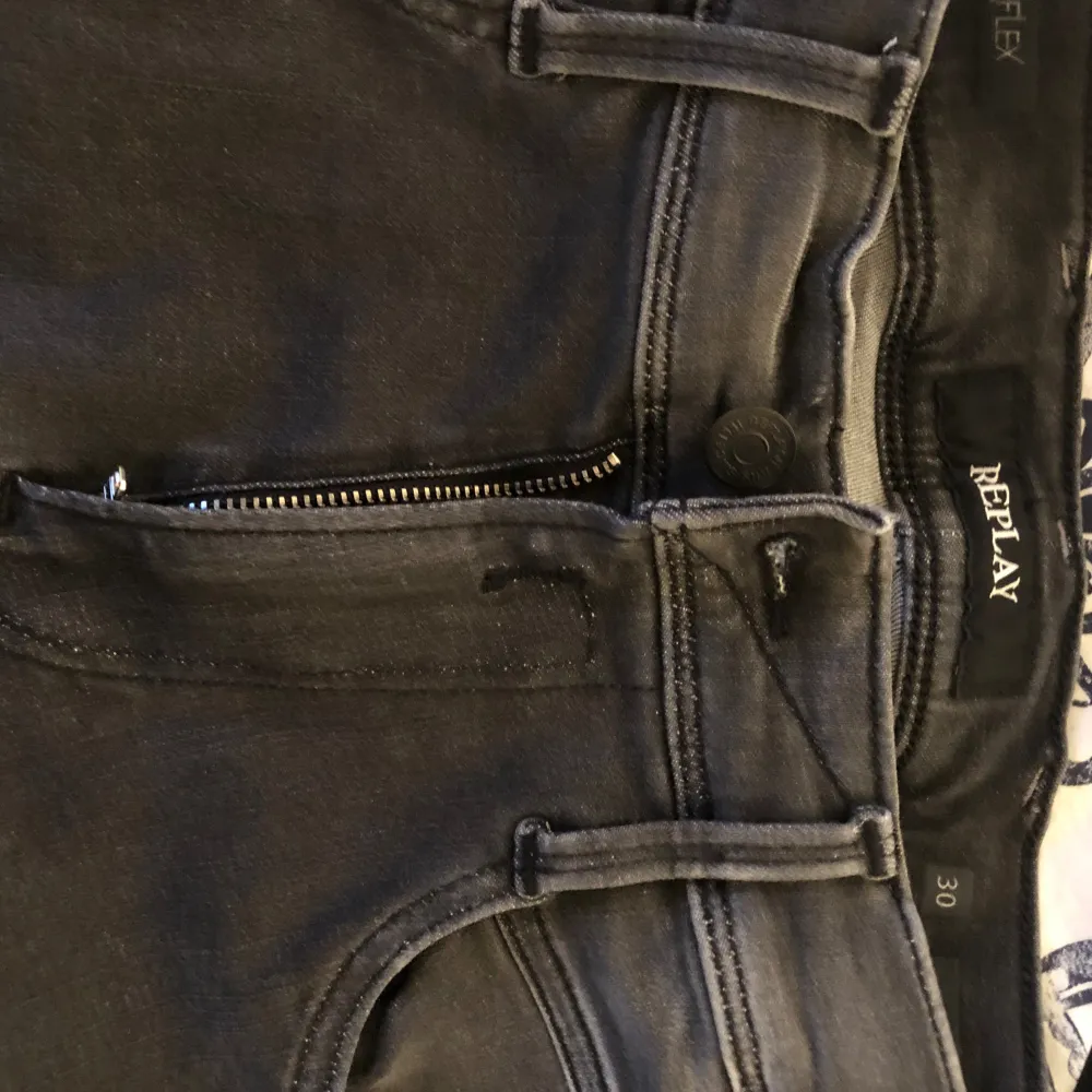 Hej! Säljer nu dessa Replay Anbass som är helt nya och oanvända! Det är storlek W30 L34 men de är ”HYPERFLEX” och kan töjas.   Kom med ett bud! Bara att skriva om du har frågor eller vill ha fler bilder. Jeans & Byxor.