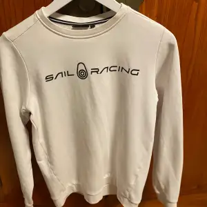 Hej säljer nu denna Sail racing sweatshirt! Jag säljer den för att jag har växt ur den. Skick 6/10 det finns några fläckar som kan gå bort i tvätten men också en relativ stor gul fläck på framsidan av tröjan. Va ej rädd att ställa frågor!💪🏽🍾