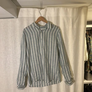 Linne skjorta Dressmann - En blå och vit randig linne skjorta