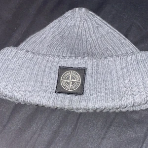 Stone island mössa - Säljer nu min stone island mössa som är köpt på NK. Kvitto finns! Skicket på mössan är extremt bra där finns inga skador eller liknande.