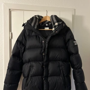 Vinterjacka Burberry - Strl M, Sparsamt använd, djur och- rökfri, Inga fel på jackan.  hör av er vid intresse.