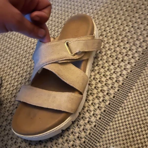 Sandaler st38 - Jätte fina sandaler jag själv hade gärna haft kvar men är plattfot o passar tyvärr inte. St38 spännbara med kardborreband. Väldigt Moderna sandaler