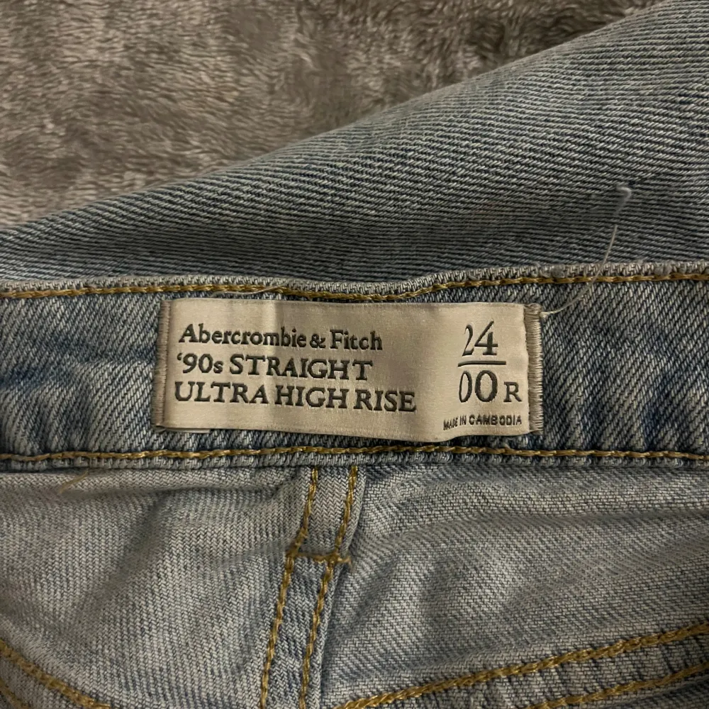 Super fina ljus blåa straight jeans från Abercrombie & Fitch, använda men i bra skick. Jeans & Byxor.