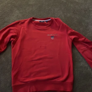 Gant röd  - Gant röd storlek 146/152cm 11-12 years 