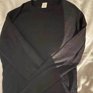 Svart tröja - Säljer denna basic svarta tröjan, storleken är 170, men den hade nog kunnat passa större