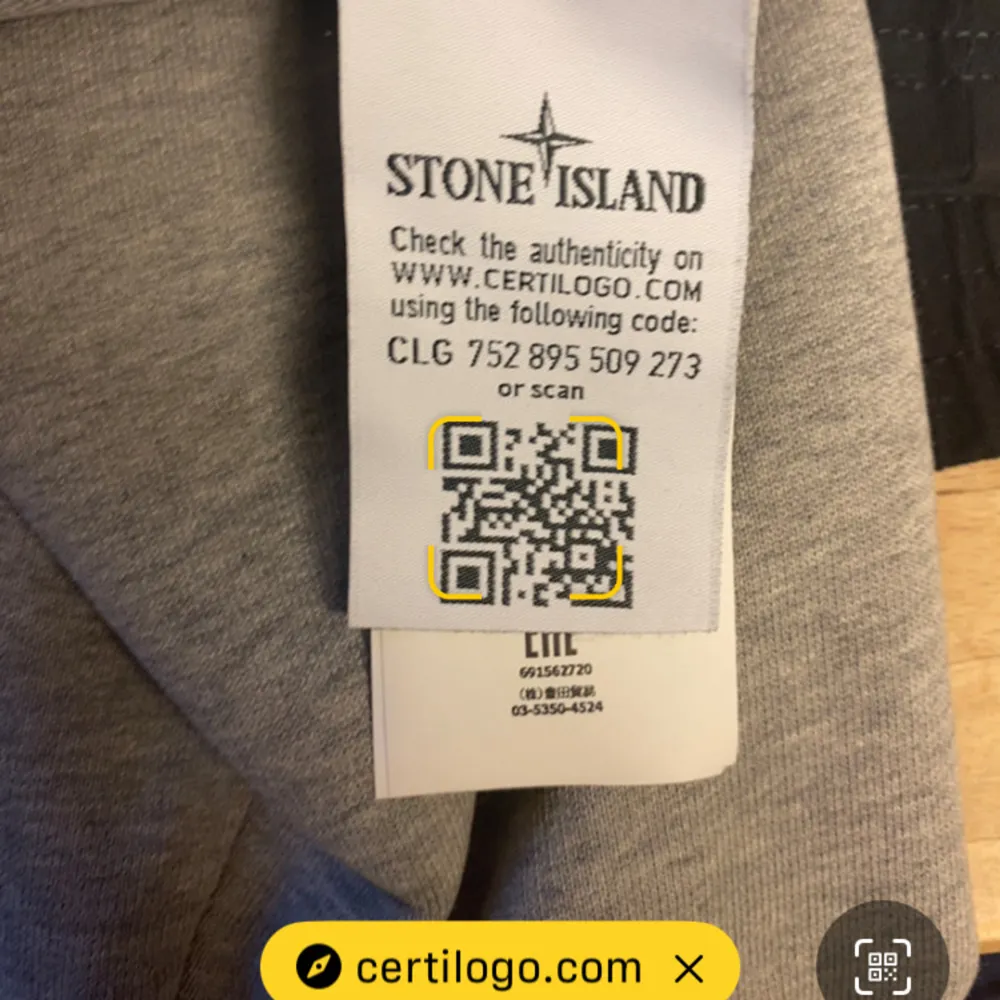 Säljer en stone island sweatshirt i bra skick. Har en mindre fläck mitt på bröstet som syns lite i första bild. Köpt här på Plick och är i storlek S. Skriv vid minsta fundering i dm!. Hoodies.