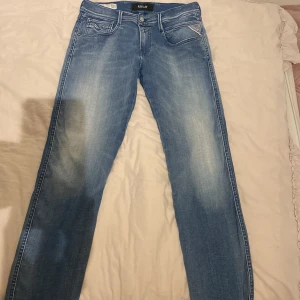 Replay anbass jeans - Säljer ett par replay anbass jeans i storlek 28  Toppskick 9/10 Nypris 1700kr