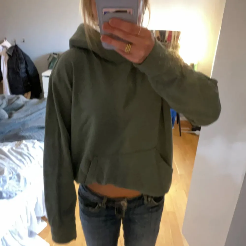 Mysig olivgrön hoodie som inte kommer till användning 🥰 den är använd därav priset. Hoodies.