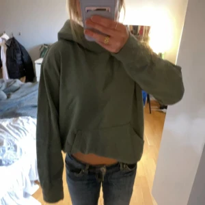 Hoodie  - Mysig olivgrön hoodie som inte kommer till användning 🥰 den är använd därav priset