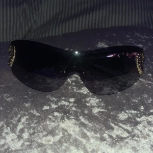 Solglasögon - Y2k solglasögon. Vet ej vart de köpts från, men är i bra skick, behövs bara putsas lite.