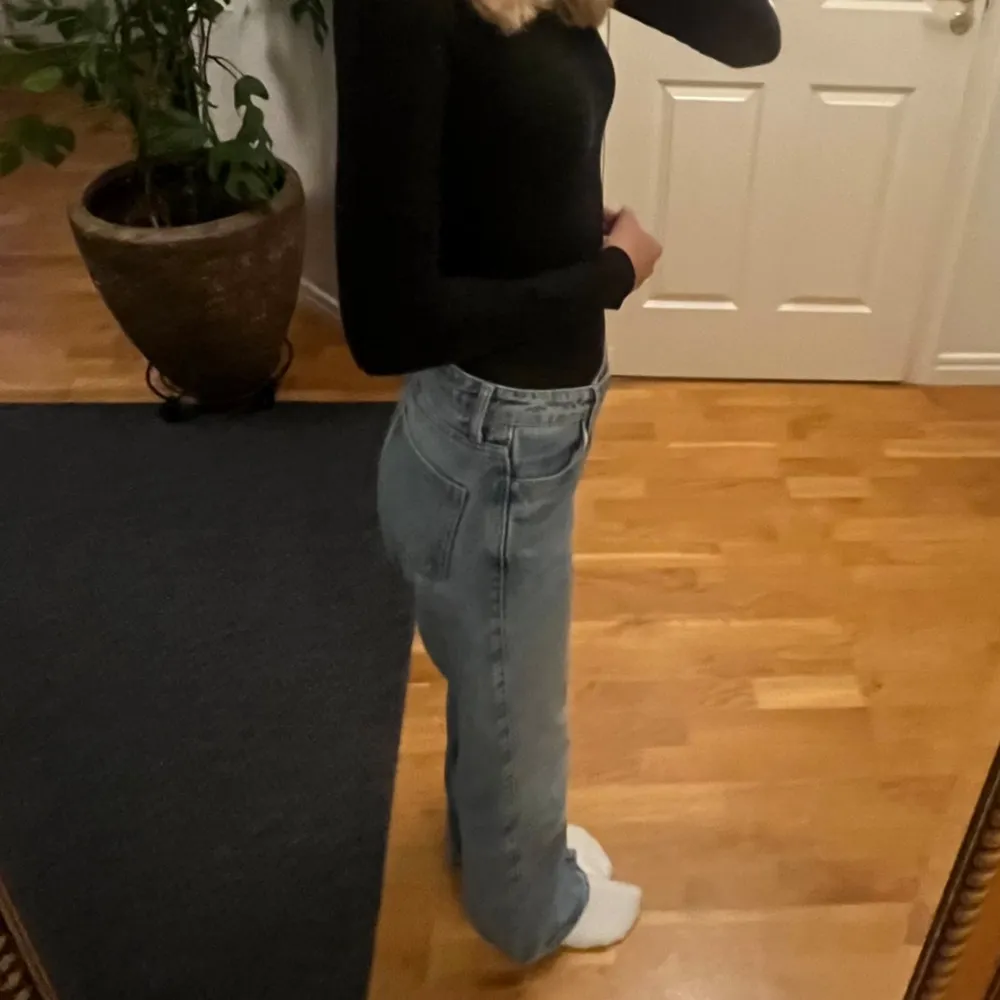 Säljer dessa super coola jeans ifrån Weekday med sne gylf!  De har lite små slitningar längst ner bak men inget som man tänker på, annars ser de helt nya ut🙌🏻 Det är bara att skriva vid frågor eller för fler bilder!  Köp via ”köp nu”❤️. Jeans & Byxor.