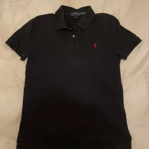 Polo piké  - Galet fet polo piké passar alla stilar🔥 säljer den då den har blivit för liten, skriv vid funderingar🙌