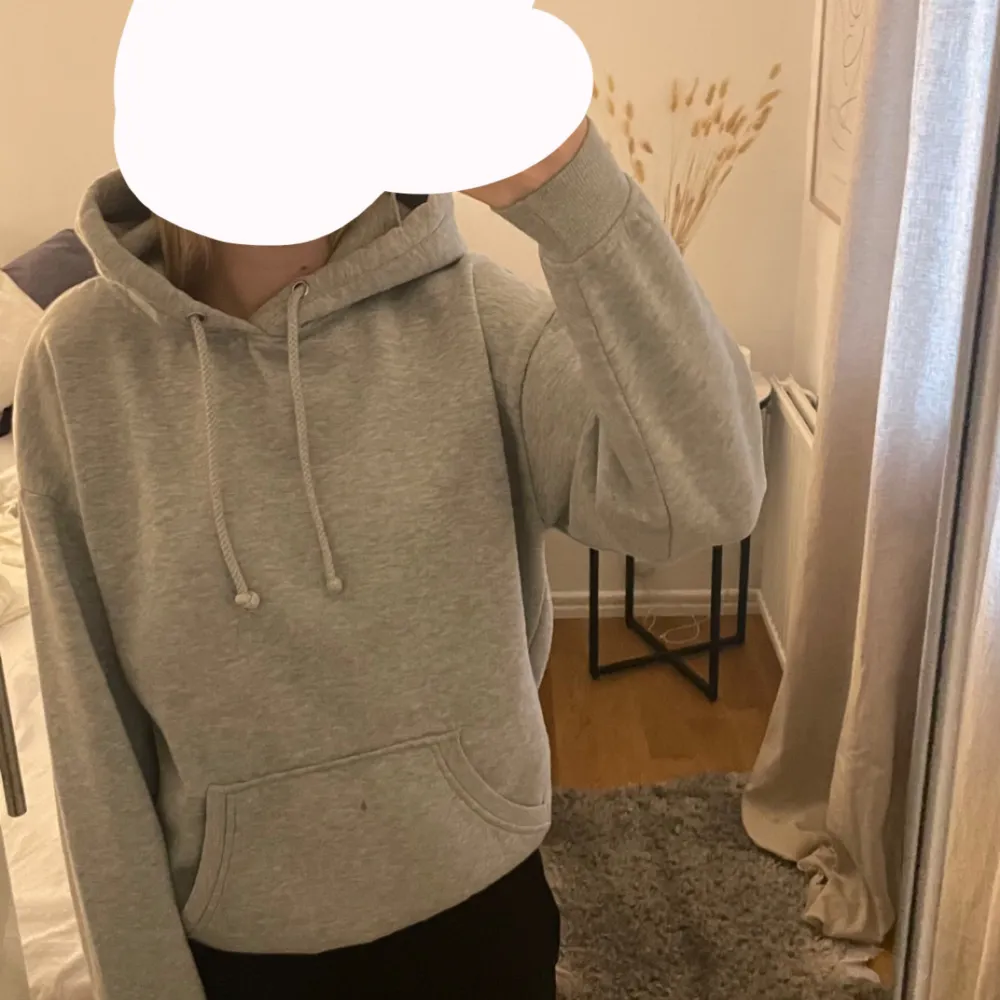 Grå Bikbok hoodie, köpt för några år sedan för 399🤍. Hoodies.