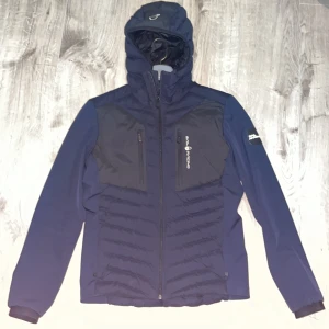 Sail racing hybrid jacka i riktigt bra skick - Size S, riktigt bra skick, marinblå och felfri.