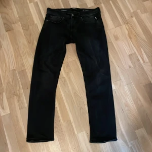 Svarta jeansbyxor - Säljer ett par svarta jeansbyxor i bra skick. De har en klassisk design med fem fickor och en dragkedja. Perfekta för både vardag och fest!