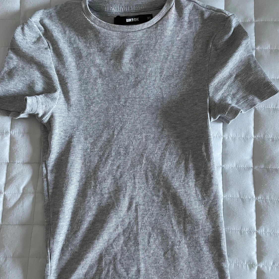 Tajt ribbad grå t shirt - 90