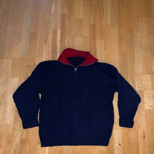 Half Zip Ylletröja  - En kabelsstickad ylletröja med en halfzip. Storlek XL. Tillverkad av 100% shetlandsull. Kvalitetsplagg. Seglarstuk. 