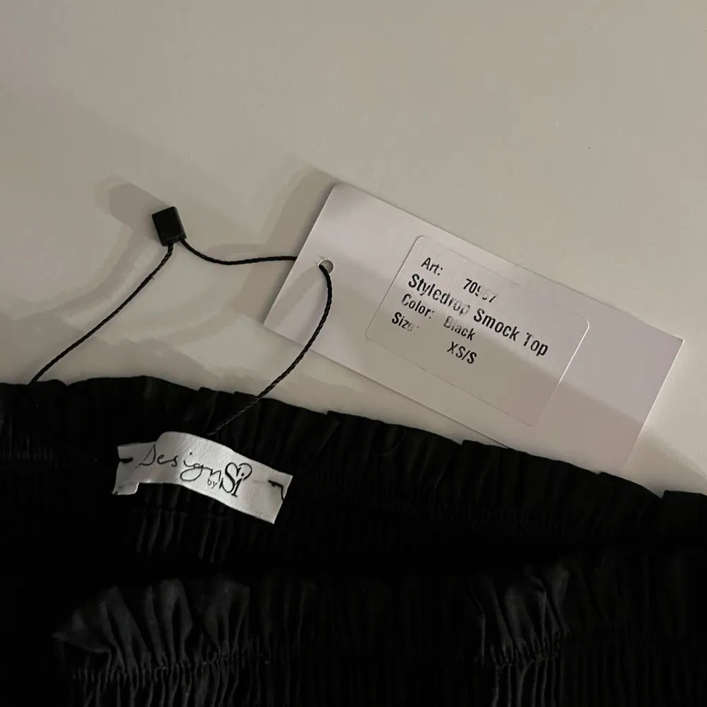 Jätte fin svart tup top från design by si! Aldrig andvänd och prislappen är fortfarande kvar!💓💓. Yläosat.