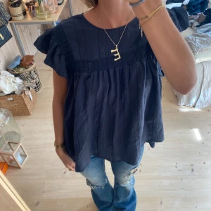 Blus - SUPERSNYGG verkligen❣️❣️tryck gärna köp nu 💞💞i JÄTTE bra kvalitet 