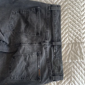 nudie  jeans - Säljer de här jeansen. Använda en gång är slik fit men lite mer baggy 
