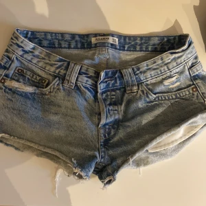 Lågmidjade jeansshorts  - Lågmidjade jeansshorts från pull and Bear. Fint skick, använda Max 3 gånger. 