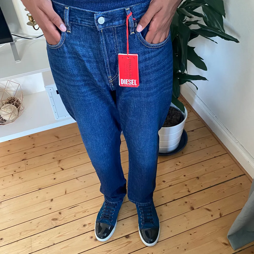 Diesel Jeans | Modell: D-Viker | Size: W31 L32, modellen på bild är 184cm lång | Cond: 10/10, sprillans nya med tags kvar | Nypris: 1799kr | Pris: 299kr | Hör av dig för mer info eller frågor📩. Jeans & Byxor.