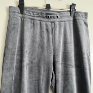 Grå mjukisbyxor från Gina Tricot - Säljer ett par supermysiga grå mjukisbyxor från Gina Tricot. De är i storlek M och har en skön, loose passform. Tyvärr så fattas snöret i midjan 