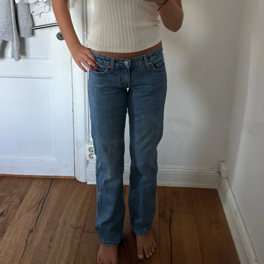 Lågmidjade raka jeans från weekday i modellen arrow. Jag är 167, passar en xs/s. Jeans & Byxor.