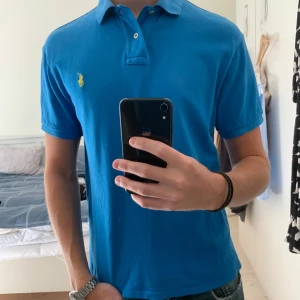 Ralph Lauren Piké  - Säljer denna snygga Ralph Lauren pikén med grym passform just nu✅Tröjan är använd men har inga defekter. Storleken är L men slim fit så passar M. Tveka inte på att höra av er vid frågor😁😁