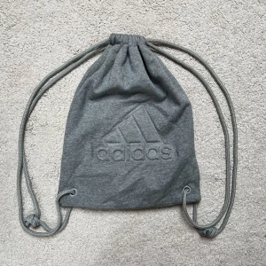 Adidas Gym Bag - Säljer denna grå gympapåse från adidas❤️