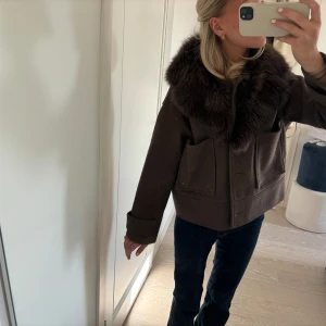 Kort kappa med pälskrage  - Såå fin kort kappa med krage i äkta päls💕 kappan är från kappahl och kragen är från en körsnär🥰