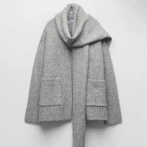 Stickad kofta  - Stickad kofta med inbyggd halsduk från zara, endast testad! Storlek S