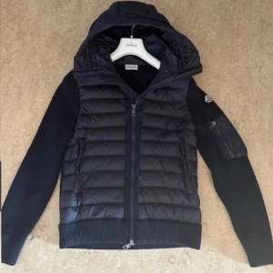 Fin moncler cardigan - Perfekt nu till hösten, Storlek L passar bättre M men funkar såklart på L, mvh