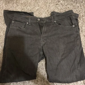 Levis jeans - Gråa Levis 506 straight leg W32 L30 Nya aldrig använda, endast lite skrynkliga! Skriv vid funderingar eller frågor! Pris kan diskuteras