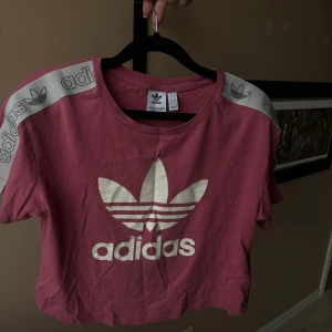Adidas tröja  - Rosa adidas tröja i croppad modell. Använd fåtal. 