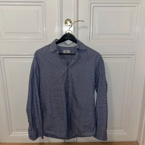 StenStröms skjorta  - En jätte fin skjorta som jag köpte för ett tag sedan men som knappt har kommit till användning.  Storlek 42   Ny skick säljer för 600