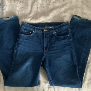 Bootcut jeans - Ett par högmidjade bootcut jeans ifrån h&m, storlek 40. Väldigt lite slitna där nere vid fötterna men annars i bra skick. Perfekt till hösten! 🤍