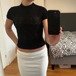 Finare t-shirt  - En fin t-shirt som funkar både till vardags och till fest. Varan är i bra skick och har knappt några tecken på användning. Tyvärr ser jag ej vad det är för storlek på tröjan men skulle säga att den sitter som en xs. Skriv vid funderingar. 💞