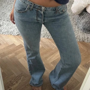 snygga lågmidjade jeans - Säljer dessa super fina jeans då de dessvärre är för långa för mig. Innerbenslängden är 85cm och skulle säga att den passar någon som är 170-176. De är flared och i bra skick.