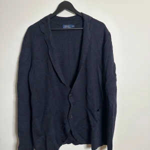 Kofta Ralph Lauren  - Blå kofta från Ralph Lauren i storlek M. Fint skick. Hel och ren.gjord i tjockare linne 