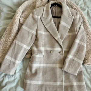 Kappa  - Den mest perfekta kappan inför hösten från &OtherStories! Kappan är i väldigt bra skick och använd en säsong 💓 storlek 34!