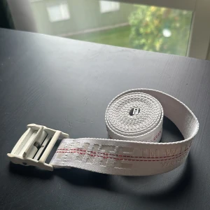 Off white bälte - Vit off white bälte. Säljer du jag inte använder det längre. Stl one size ca 250cm. Säljer för 800kr.