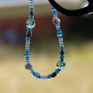 Blått och vitt pärlarmband - Säljer ett superfint armband med blå och vita pärlor. Armbandet har en mix av genomskinliga och färgade pärlor som ger en fräsch och somrig känsla. Perfekt för att liva upp vilken outfit som helst!