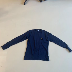Stone island junior tröja - Säljer nu en liten tunnare stone island tröja! Använd knappt något och har ett jättebra skick, har ett minimalt hål i armhålan som inte märks. Priset är inte hugg i sten! Köpt på NK, storlek 14 år men passar S